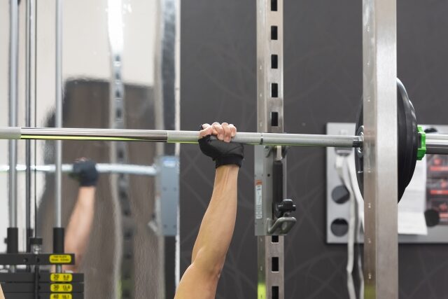 スポーツジムでのスミスマシンの使い方!!おすすめトレーニング