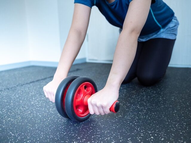 お腹痩せは腹筋？引き締め効果のある食事と筋トレとは